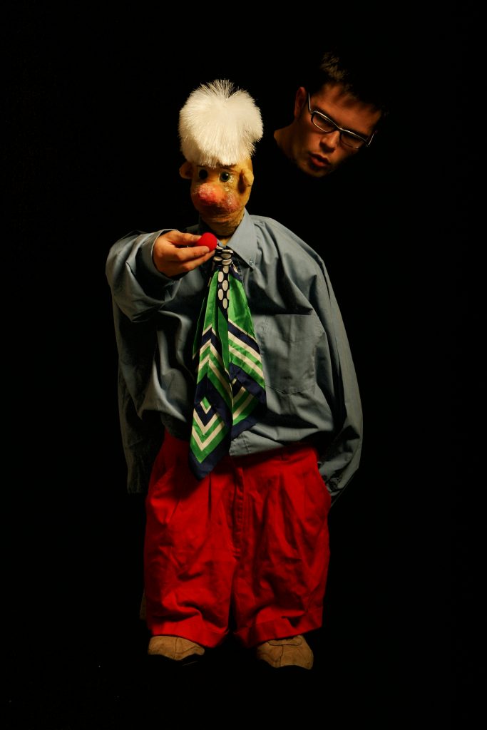 Georges est une marionnette portée