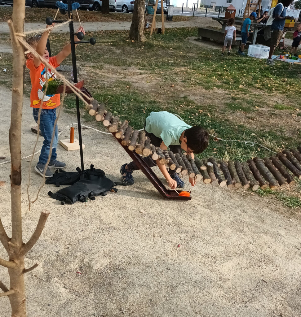 Atelier spectaculaire de marionnettes, les chenilles s'amusent.