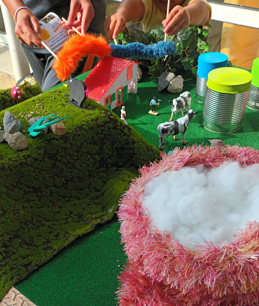 Atelier spectaculaire de marionnettes, les chenilles moumoutes en balade