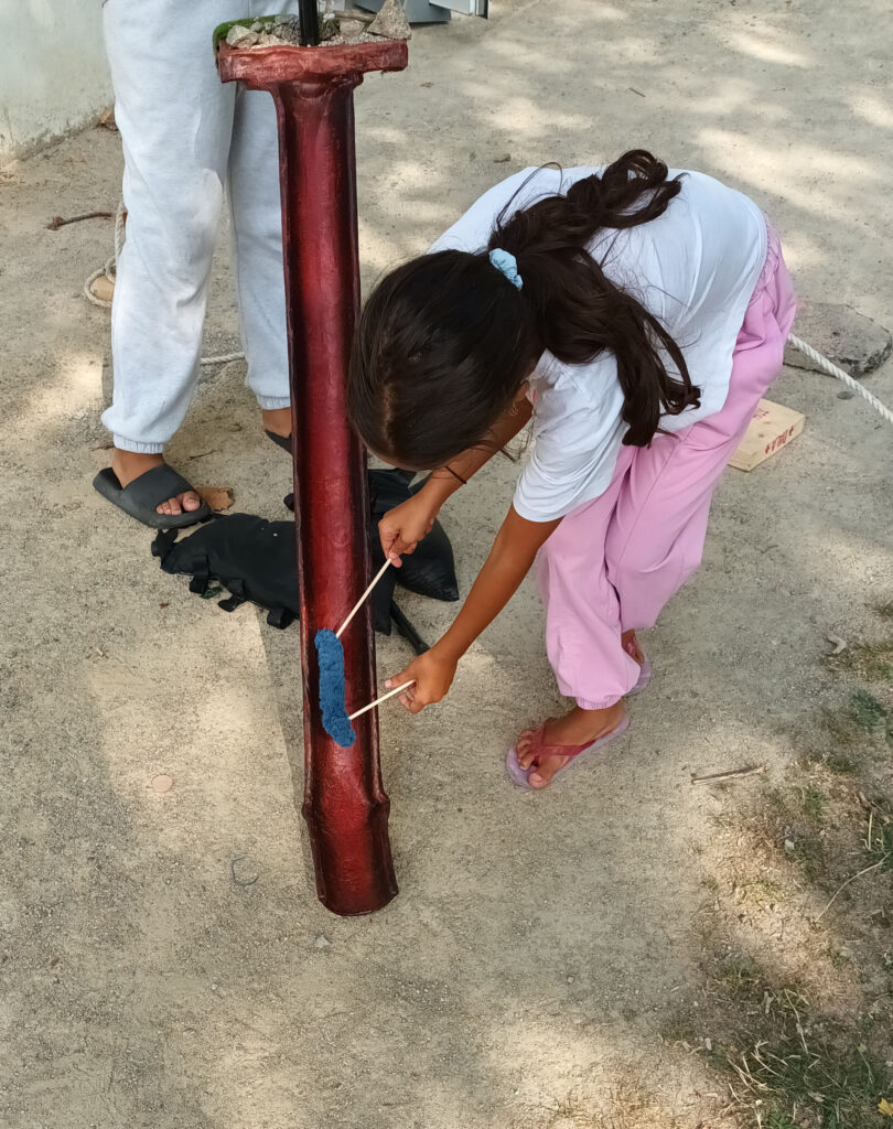 Atelier spectaculaire de marionnettes, le toboggan pour chenilles